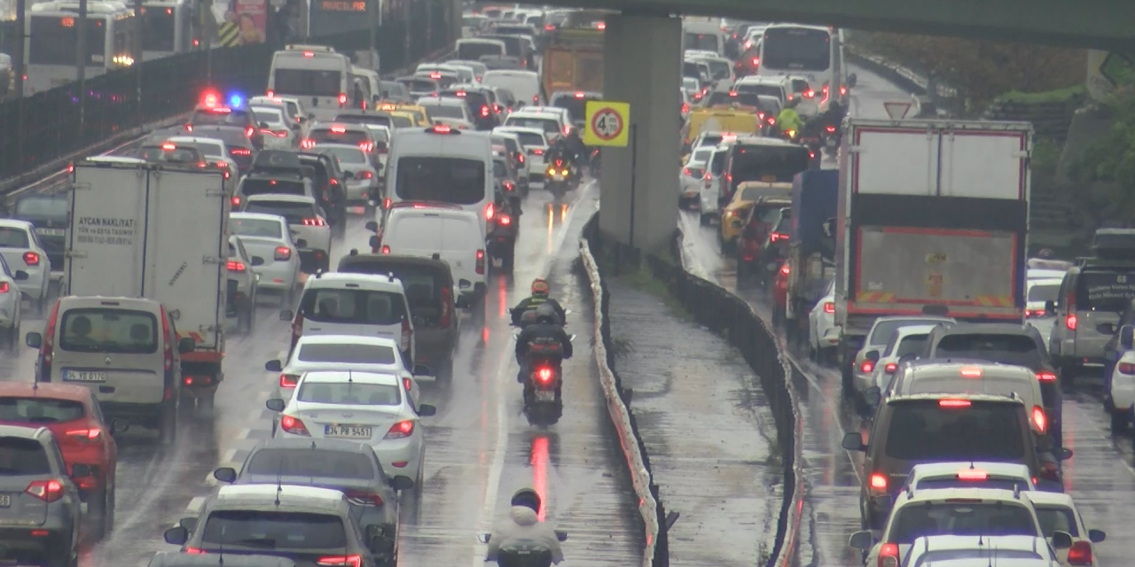 İstanbul’da yağmur trafiği felç etti