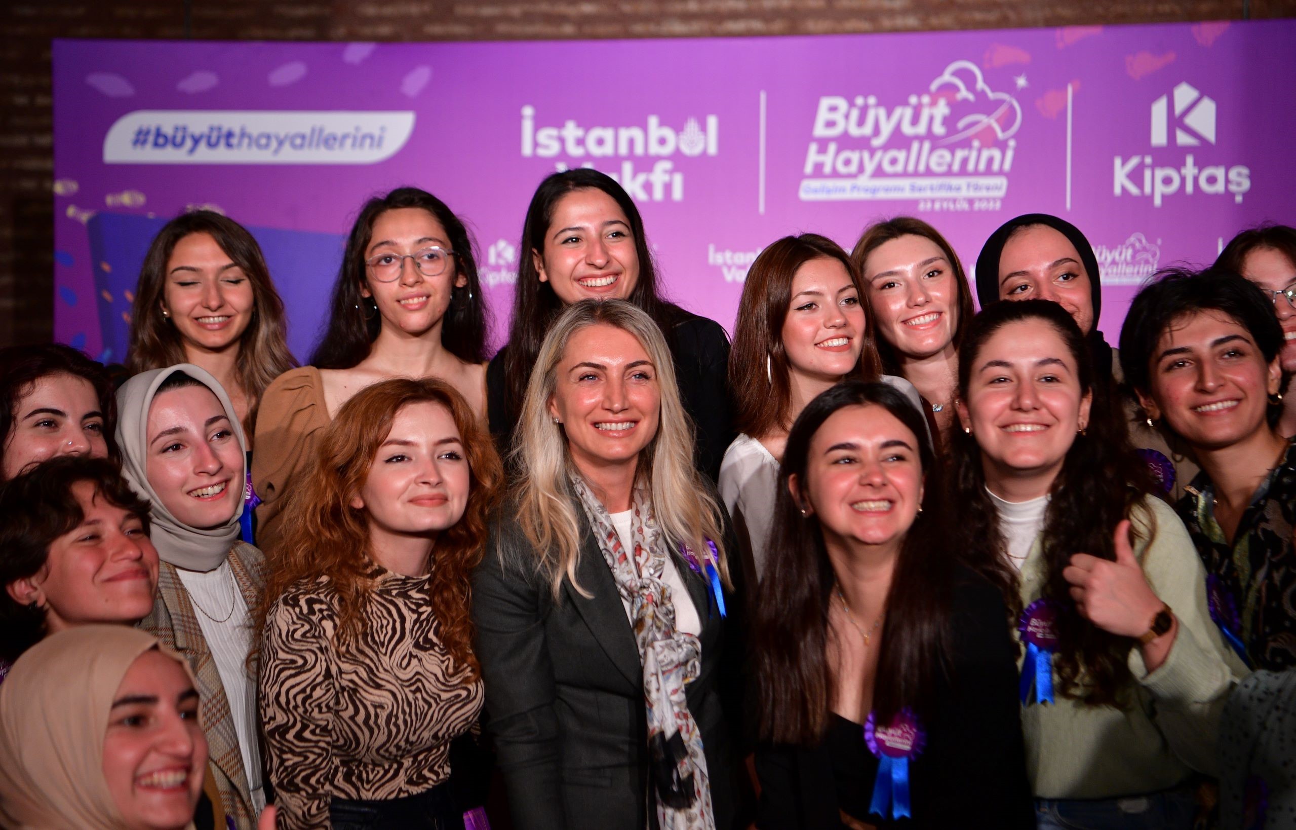 Sadece kız öğrencilere verilen 'Büyüt Hayallerini' üniversite eğitim bursu başvuruları uzatıldı