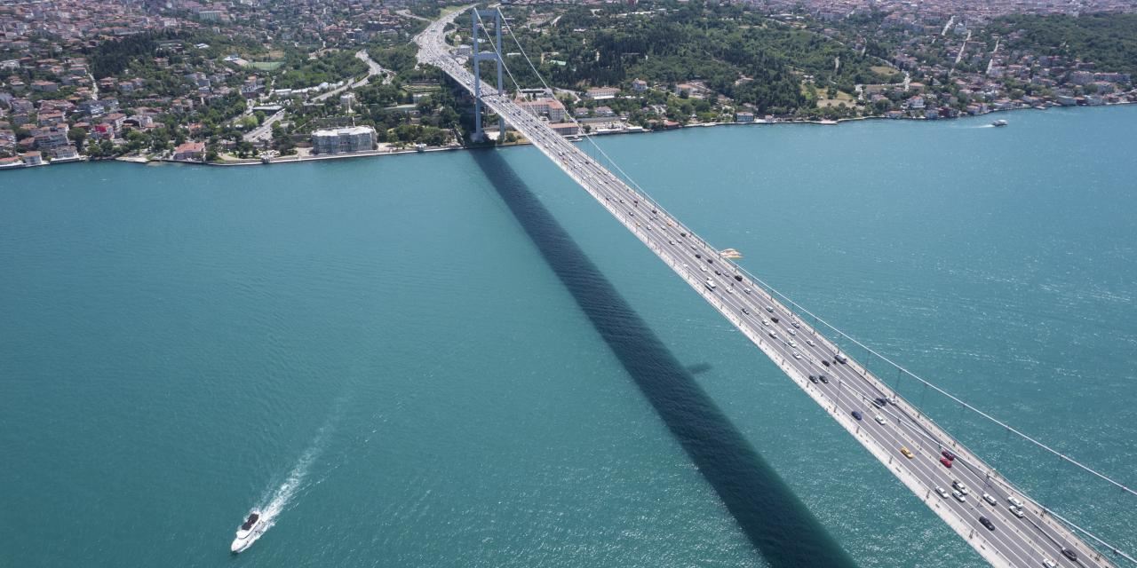 İstanbul Boğazı'nda gemi trafiği askıya alındı