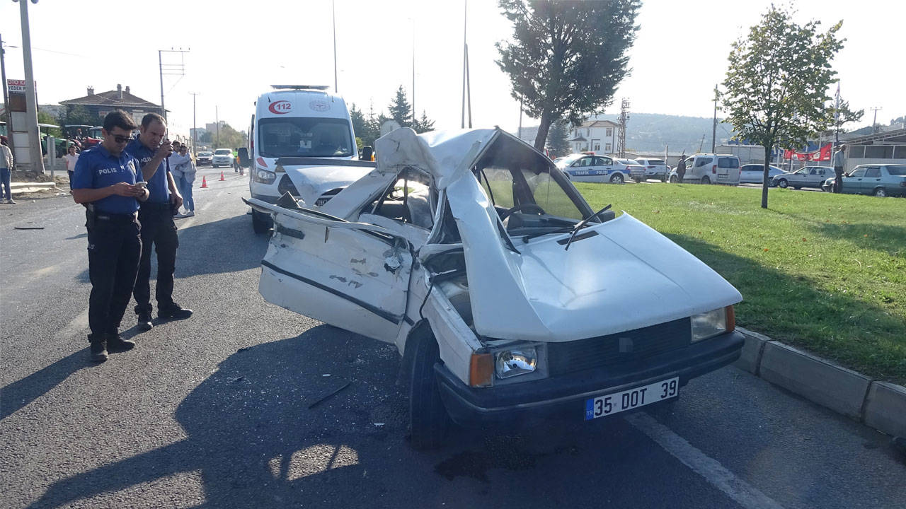 Kütahya'da otomobil ile işçi servisi çarpıştı: 1 ölü, 9 yaralı