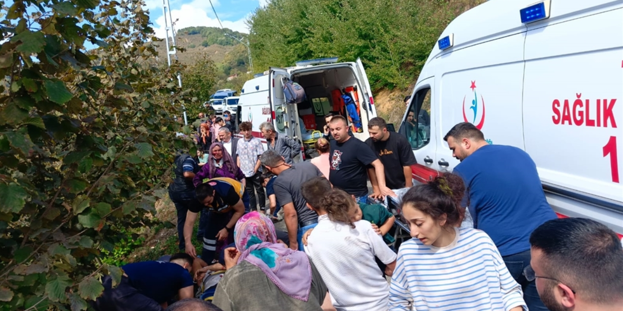 Düzce'de fındık işçilerini taşıyan minibüs devrildi: 5'i çocuk, 21 kişi yaralandı