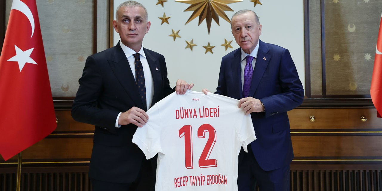 TFF Başkanı Hacıosmanoğlu'ndan Erdoğan'a "Dünya Lideri" yazılı forma hediyesi