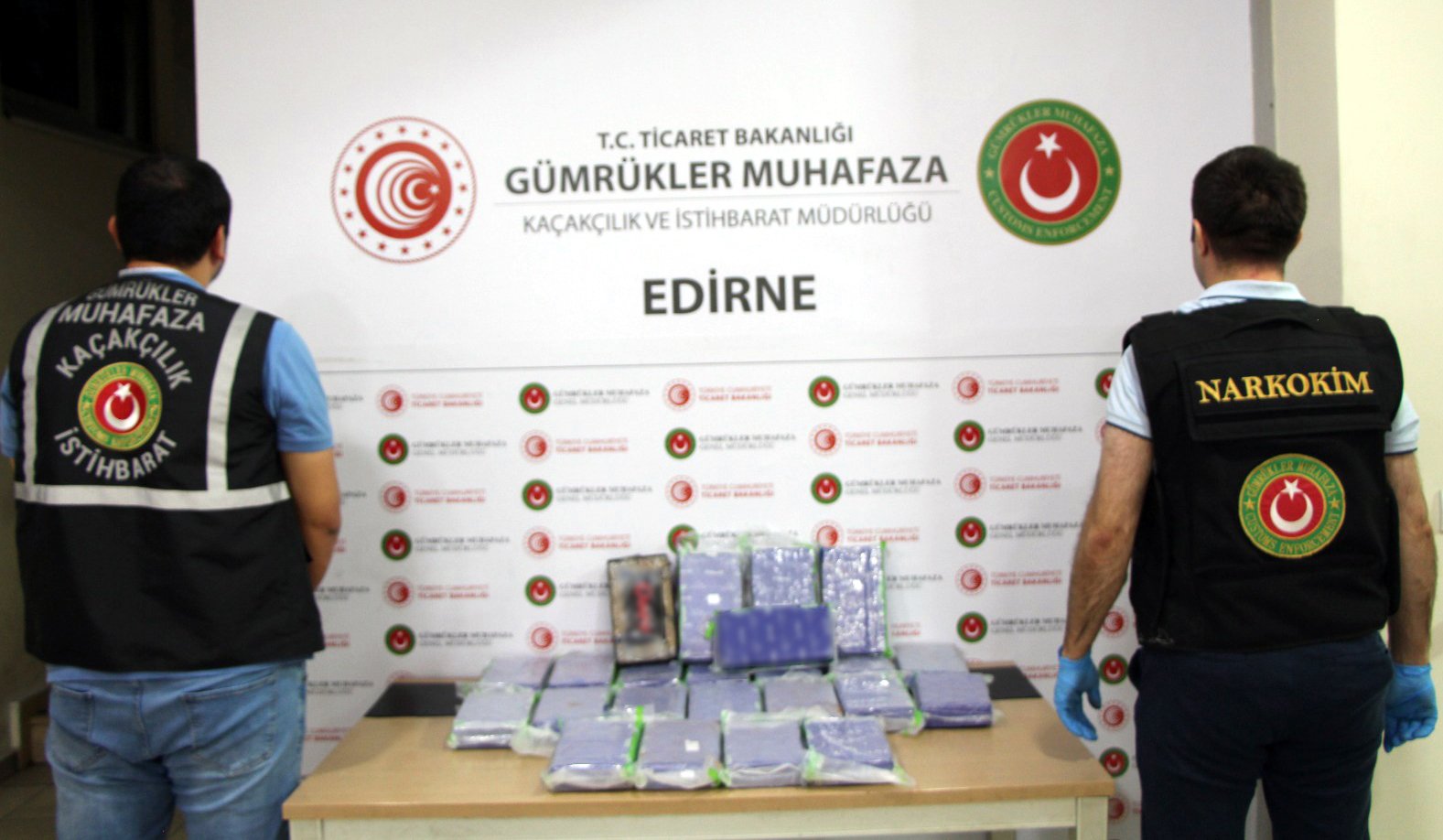 İzmir ve Kapıkule’de kaçakçılık operasyonları: 6,1 ton kaçak tütün ve 28 kilogram kokain ele geçirildi