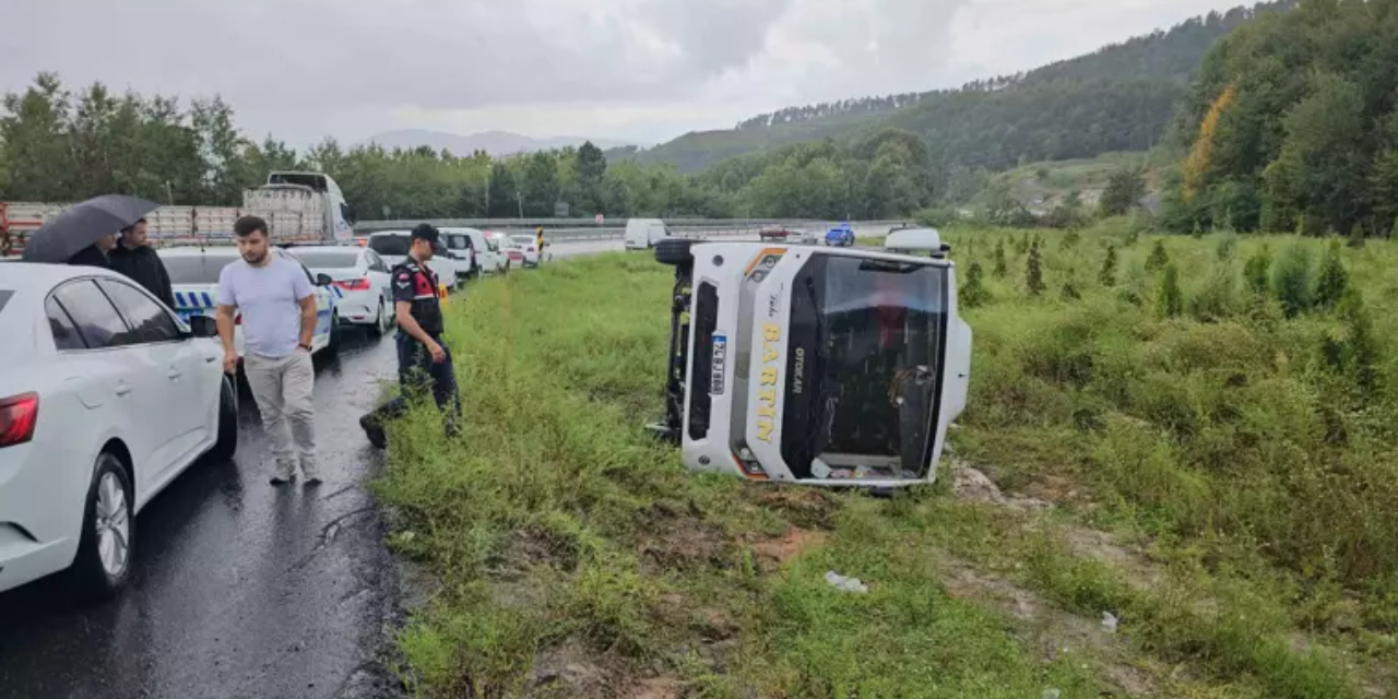 Zonguldak'ta yolcu midibüsü devrildi: 9 yaralı