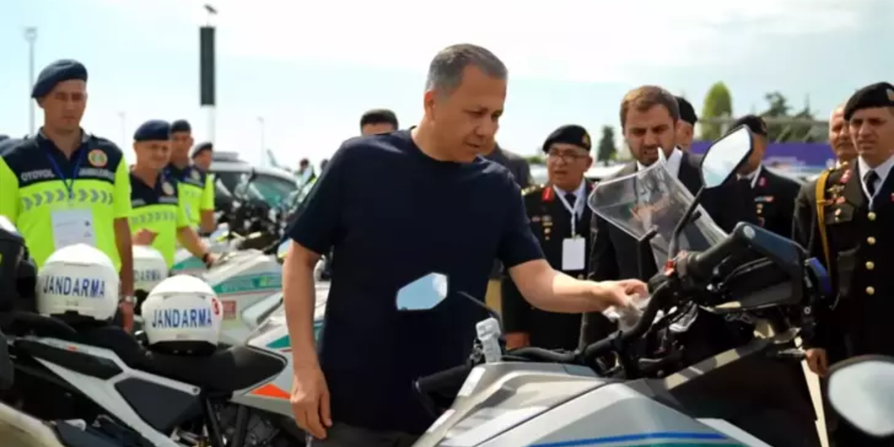 İçişleri Bakanı Yerlikaya, yeni araçların hizmete alım töreni öncesi test sürüşü yaptı