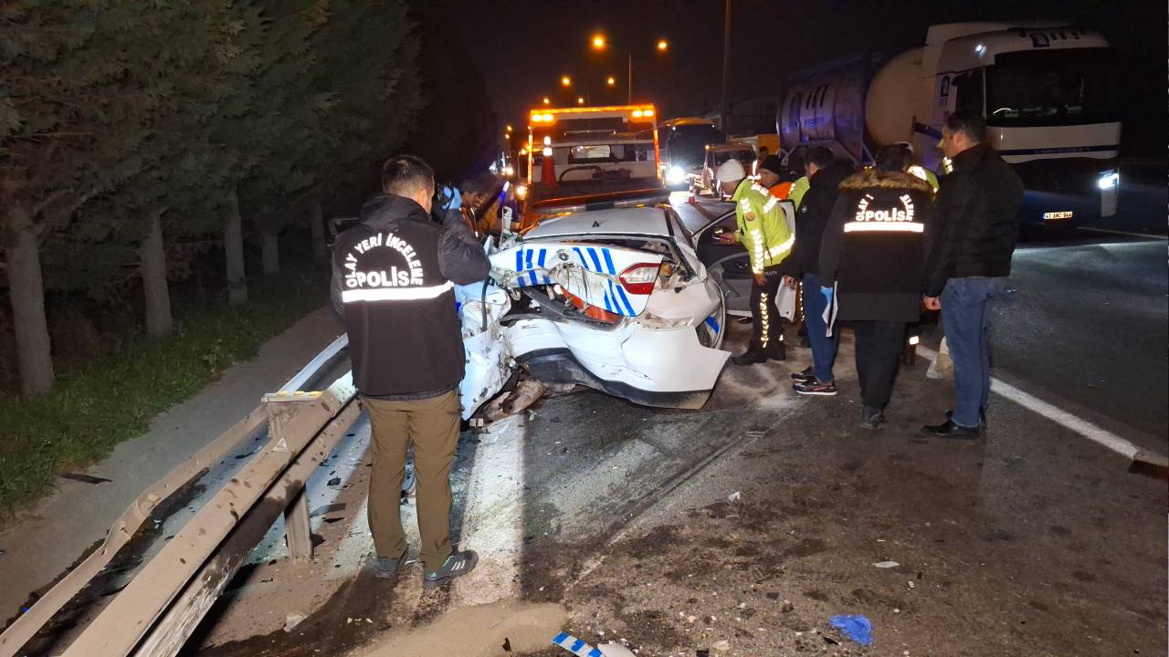 Kaçak göçmenleri taşıyan araç polis arabasına çarptı: 4'ü polis 18 yaralı
