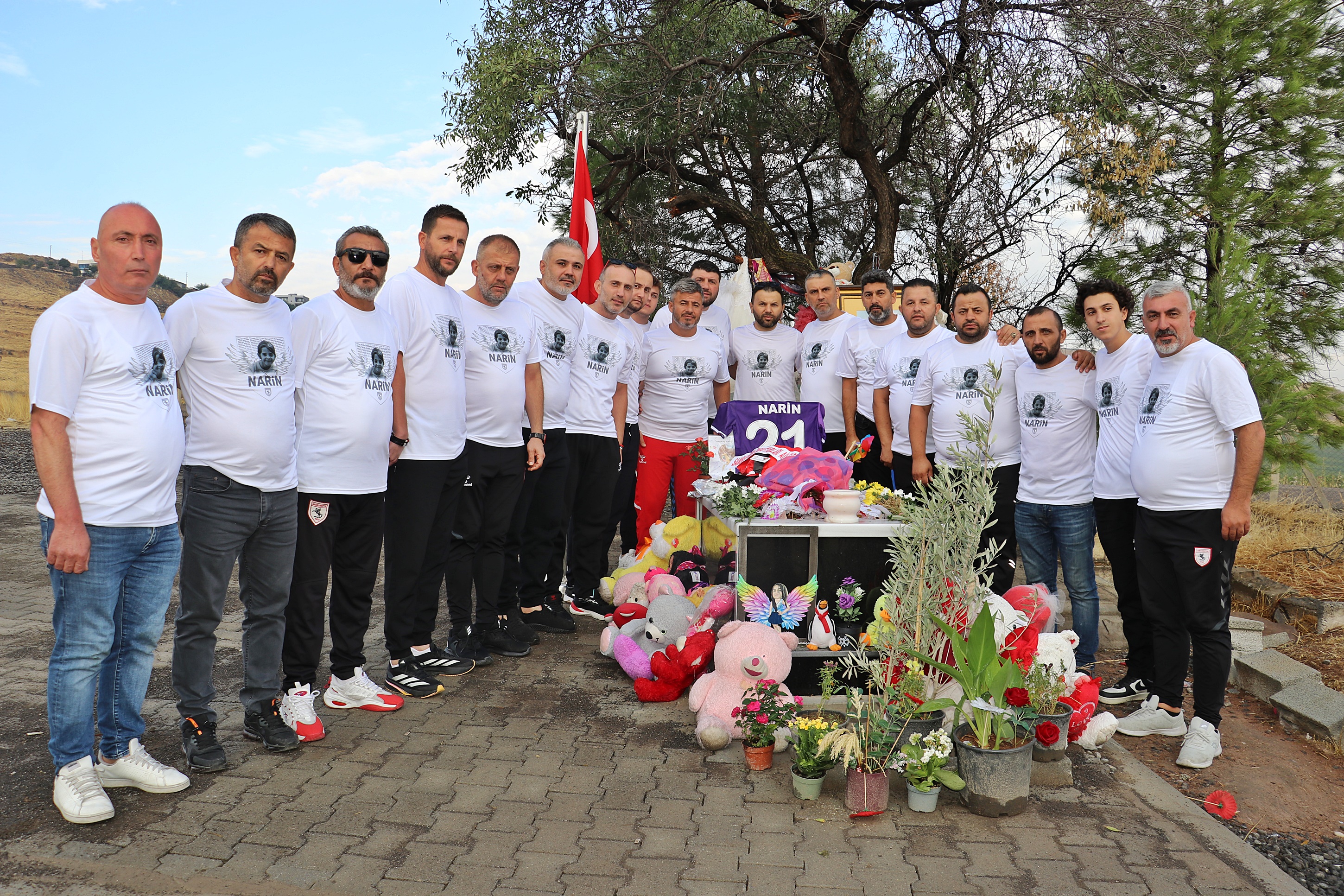 Samsunspor taraftarları, Narin Güran'ın mezarı başında