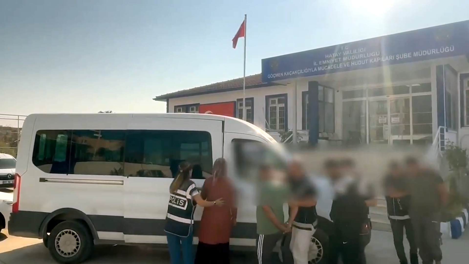 27 ilde kaçak göçmen operasyonu: 1029 düzensiz göçmen yakalandı