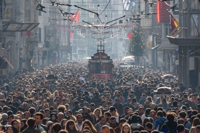 Yöneylem araştırdı: Kararsızlar tüm partileri geçti, siyasetten beklenti yok