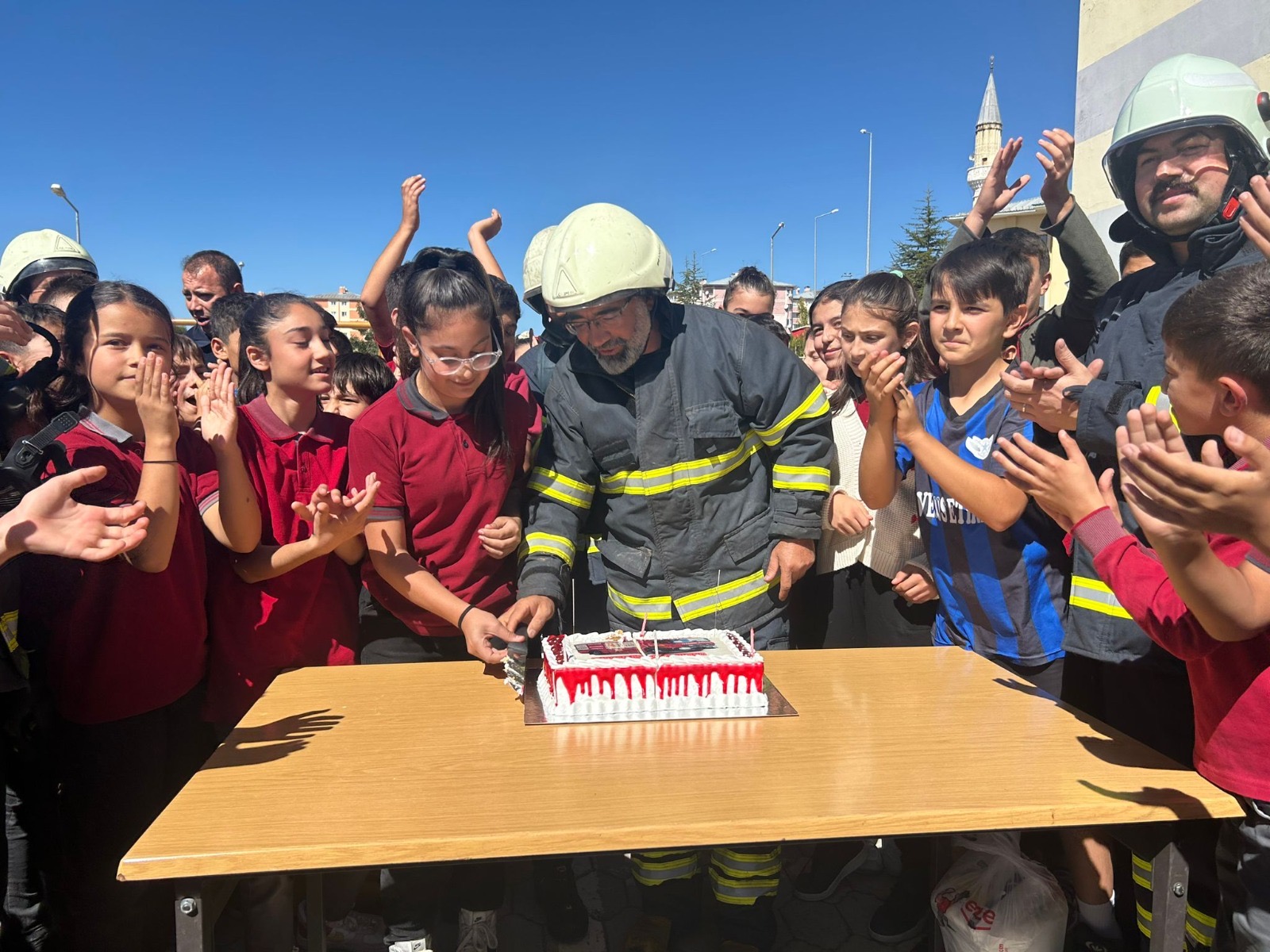 Okula yangın ihbarında bulundular, gelen itfaiyecileri pastayla karşıladılar