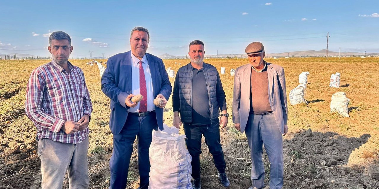 CHP’li Gürer patates tarlasından iktidara çağrı yaptı: Çiftçilerin bankalara olan borçları 715 milyarı aştı, kamu alıma girmeli!
