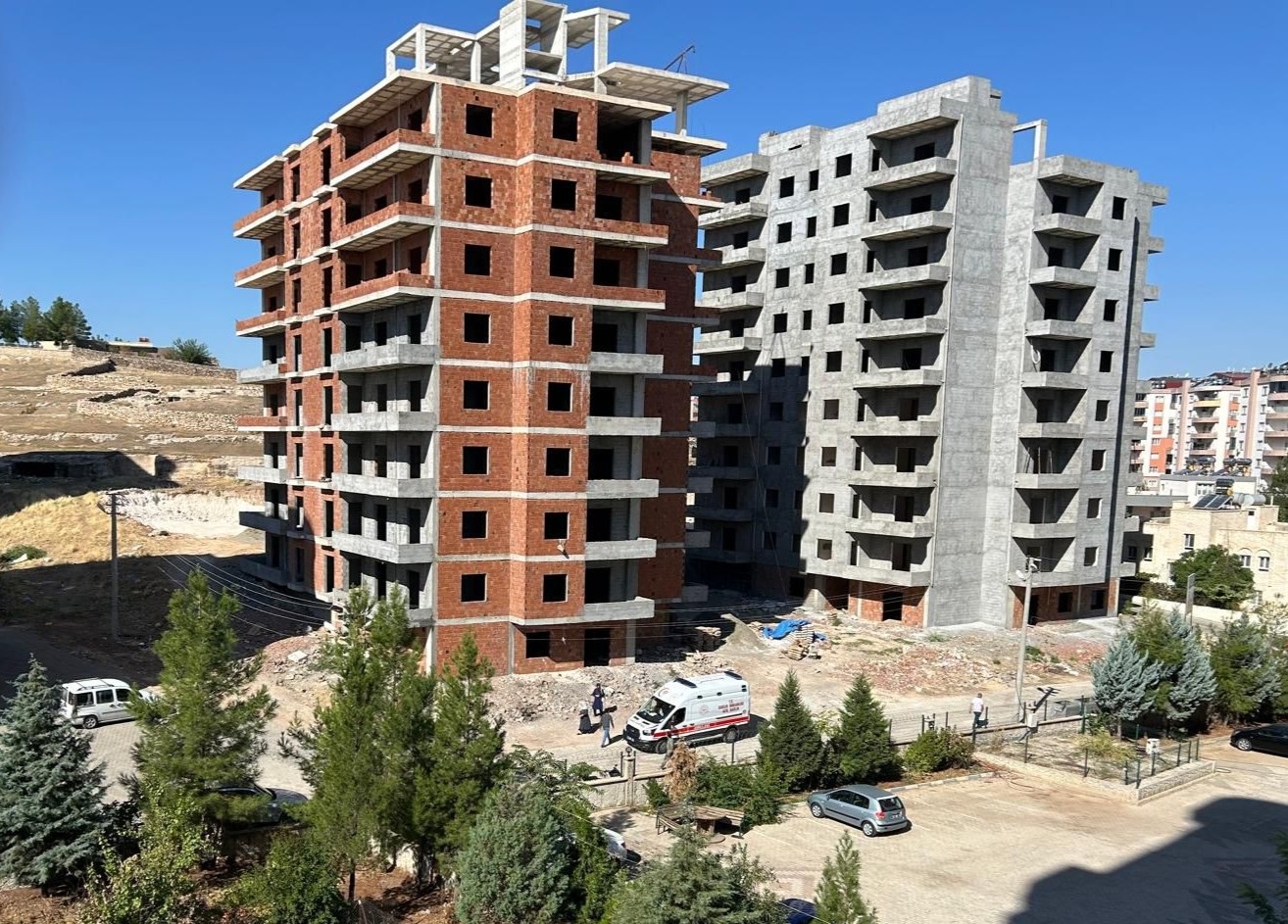 Çalıştığı inşaattan düşen 14 yaşındaki 'çocuk' işçi, ağır yaralandı