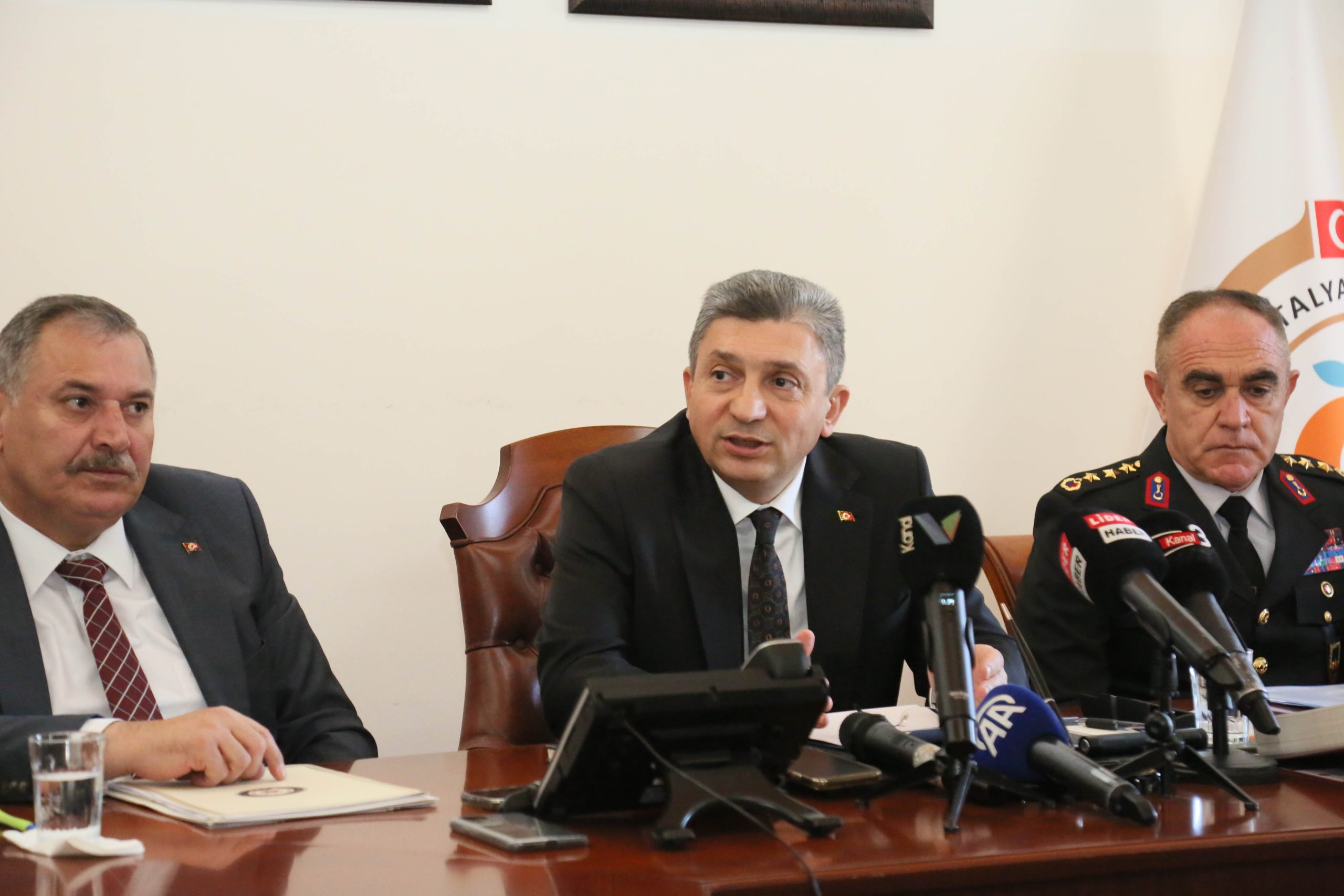 Konyaaltı'nda yabancılara ait evlere 'çöken' örgüte operasyon; 14 gözaltı