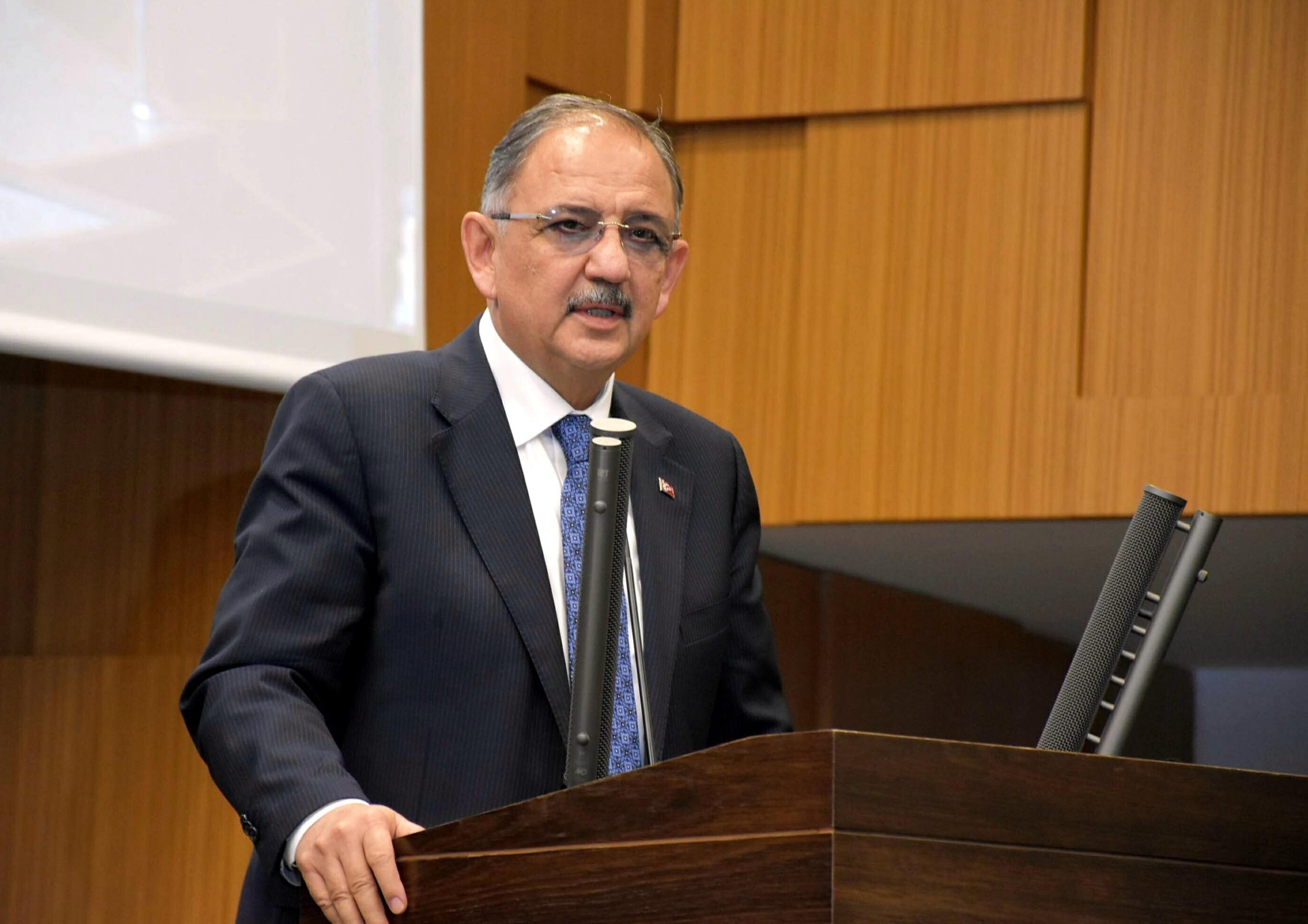 Bakan Özhaseki: İzmir'de evini yenilemek isteyen herkese 0,69 faizle 180 aya kadar vadeli kredi temin ediyoruz