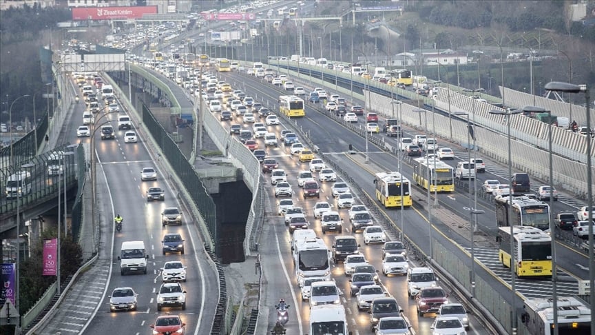 İstanbul'da haftanın ilk iş günü trafik yoğunluğu yüzde 72'ye ulaştı