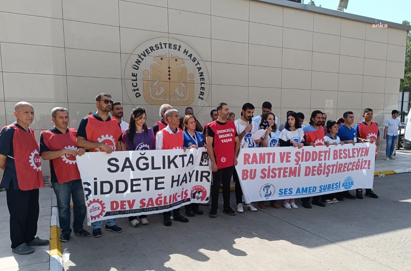 Diyarbakır'da sağlık çalışanlarına şiddet protesto edildi