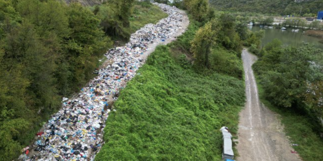 Bakanlık, Bartın'daki yola dökülen çöp yığınına ilişkin inceleme başlatıldı