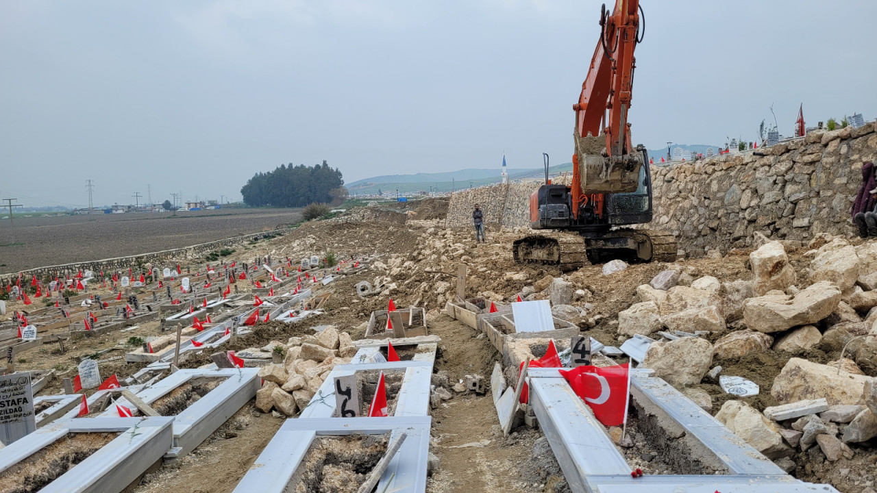 Hatay'da deprem mezarlığı kaydı: İnsanlar evlere nasıl güvenecek?
