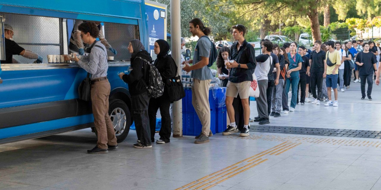 İzmir'de üniversitelilere ücretsiz ev yemeği