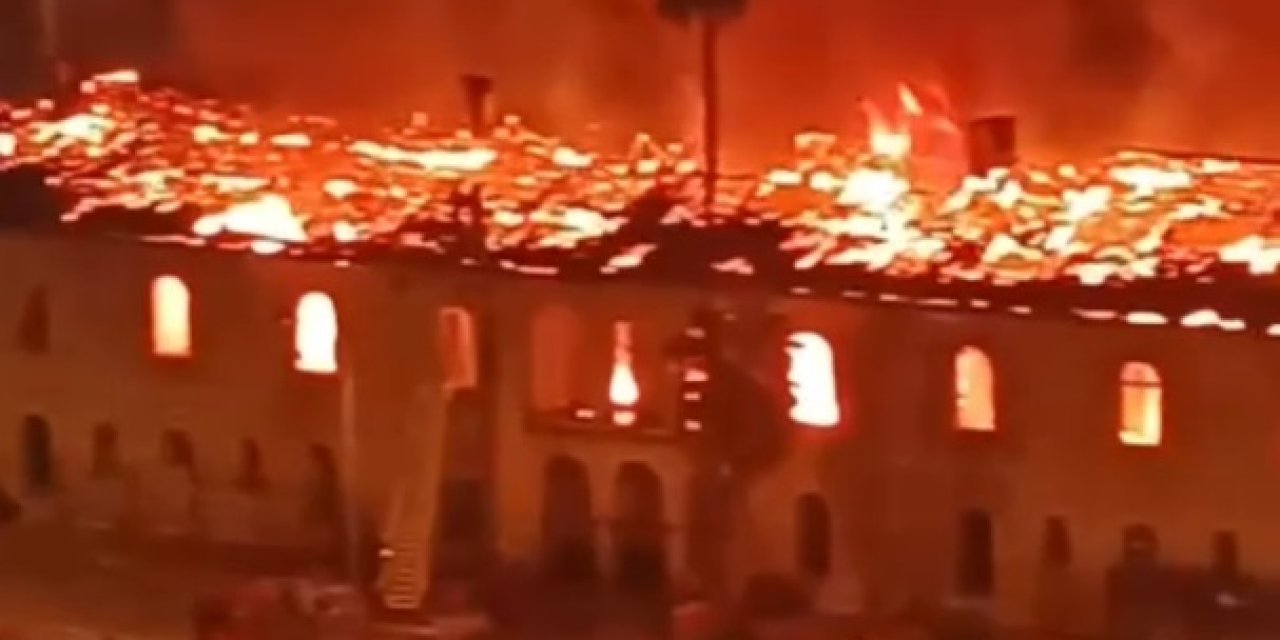 Mersin'de eski il halk kütüphanesi binasında yangın