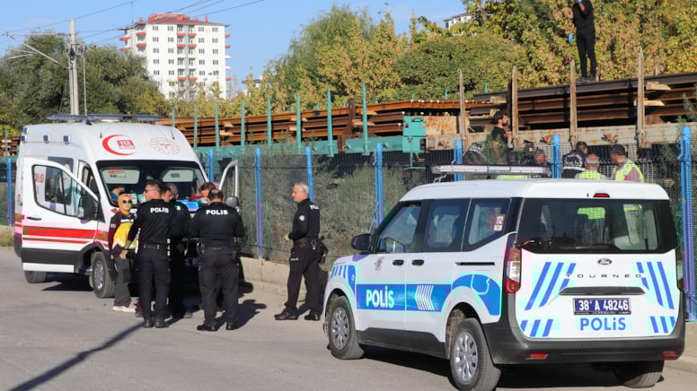 Kayseri'de yük treninin çarptığı yurttaş olay yerinde öldü