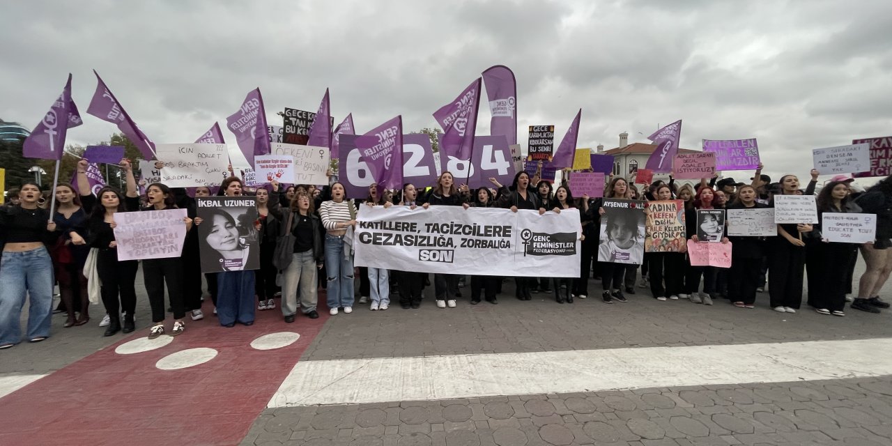 Kadıköy'de kadınlardan 'kadına yönelik şiddete' karşı eylem