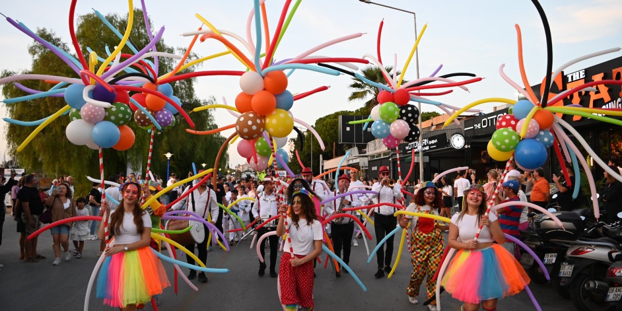 Kuşadası sokaklarını festival coşkusu sardı