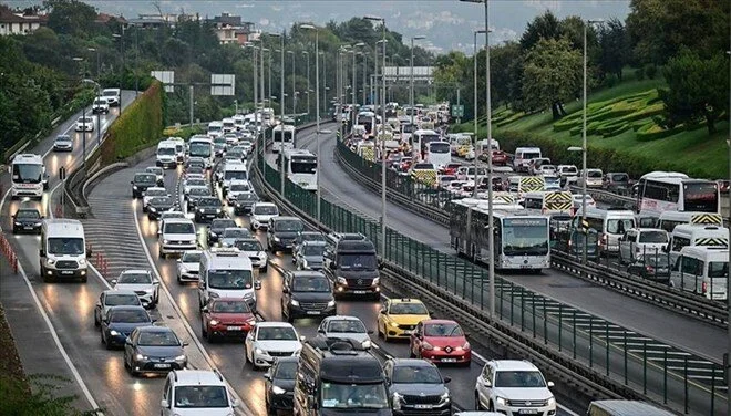 İstanbul'da haftanın ilk gününde trafik yoğunluğu yüzde 70'e ulaştı