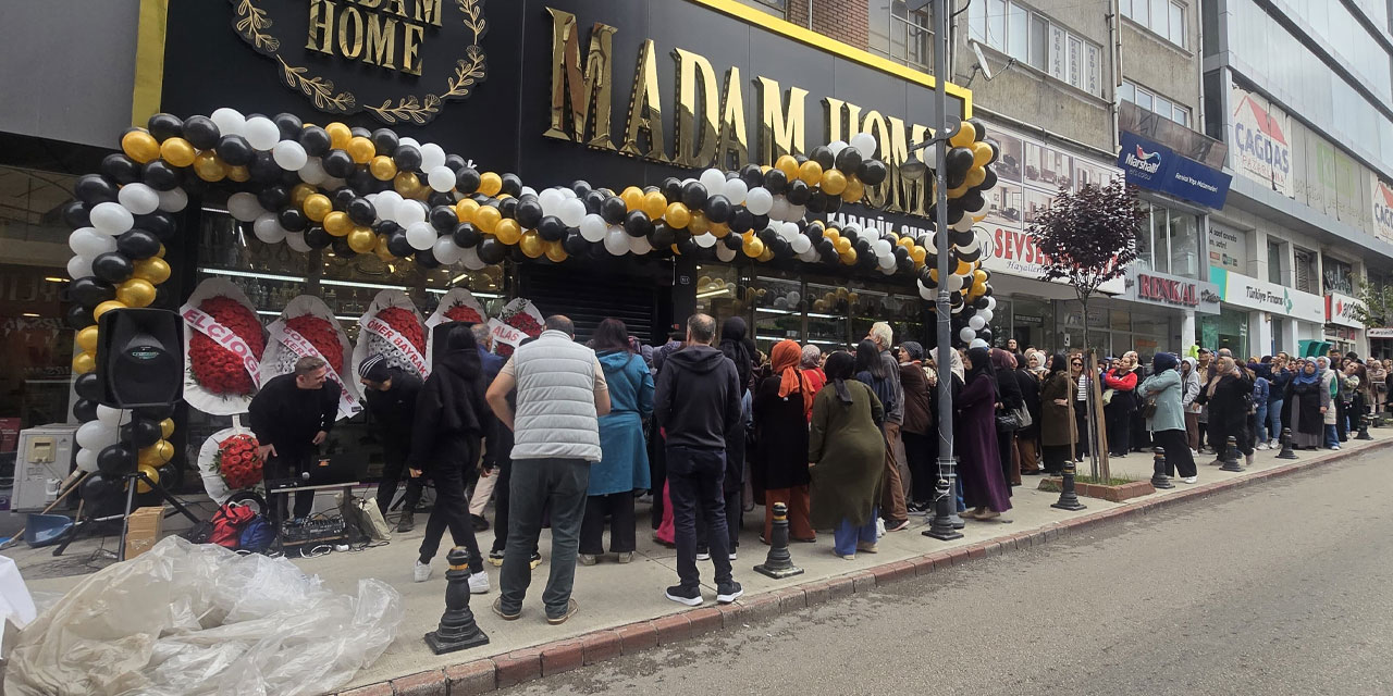 Mağaza önünde indirim izdihamı! Vatandaşlar birbirini ezdi