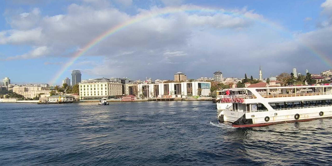 İstanbul'da yağmur geçişinin ardından gökkuşağı