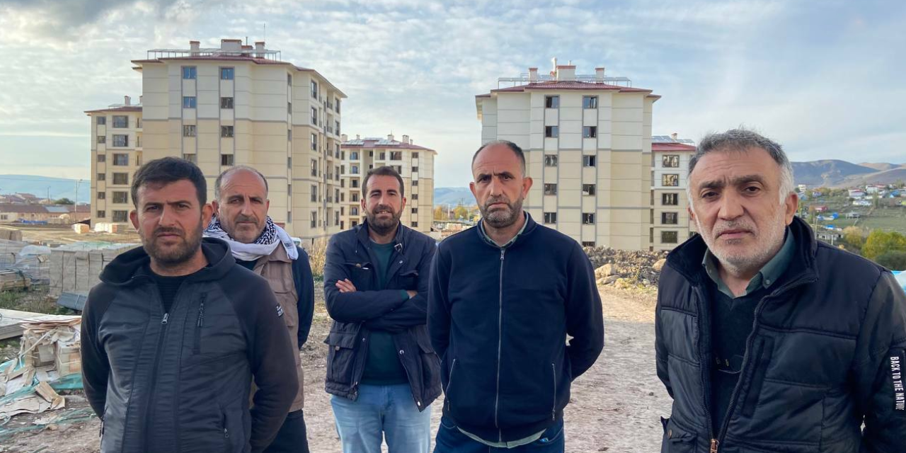 Ardahan’da TOKİ inşaatında çalışan işçiler, paralarını almadıkları için eylemde