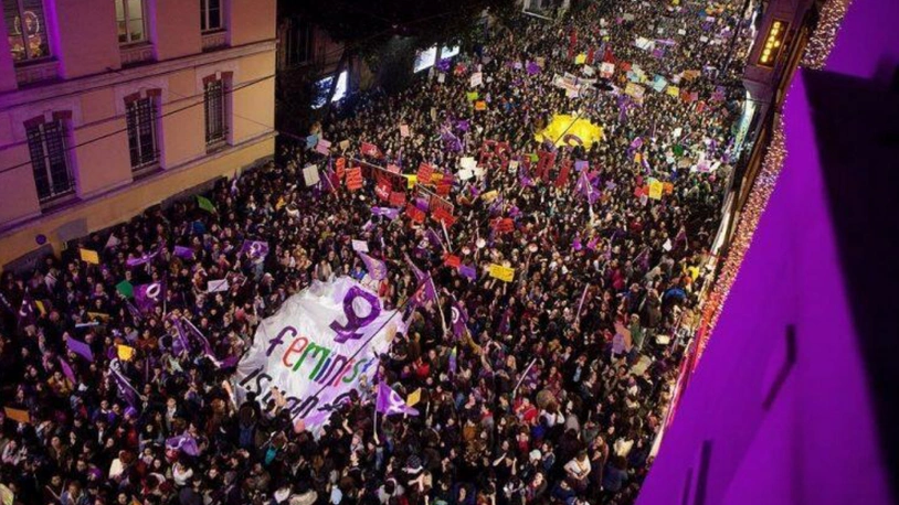 İstanbul'da kadınlar yasaklara rağmen alanları doldurdu: Dünyayı yerinden oynatacağız