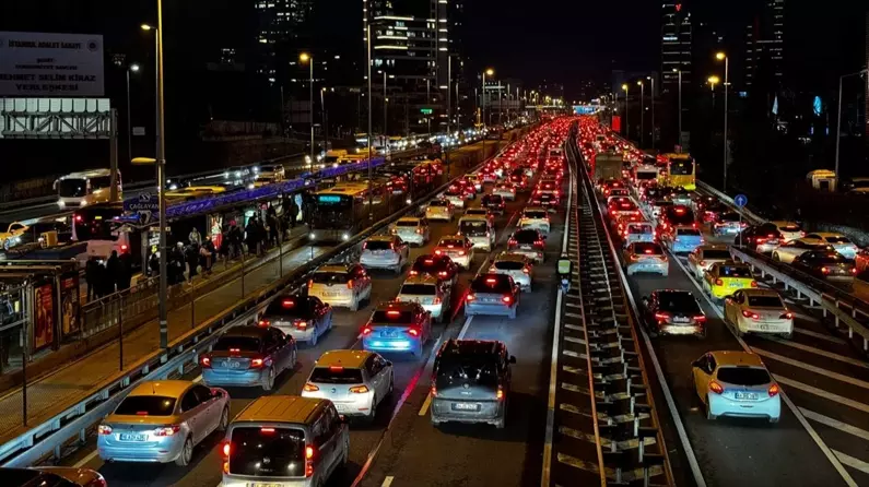 İstanbul’da 8 Mart yoğunluğu! Trafik kilitlendi