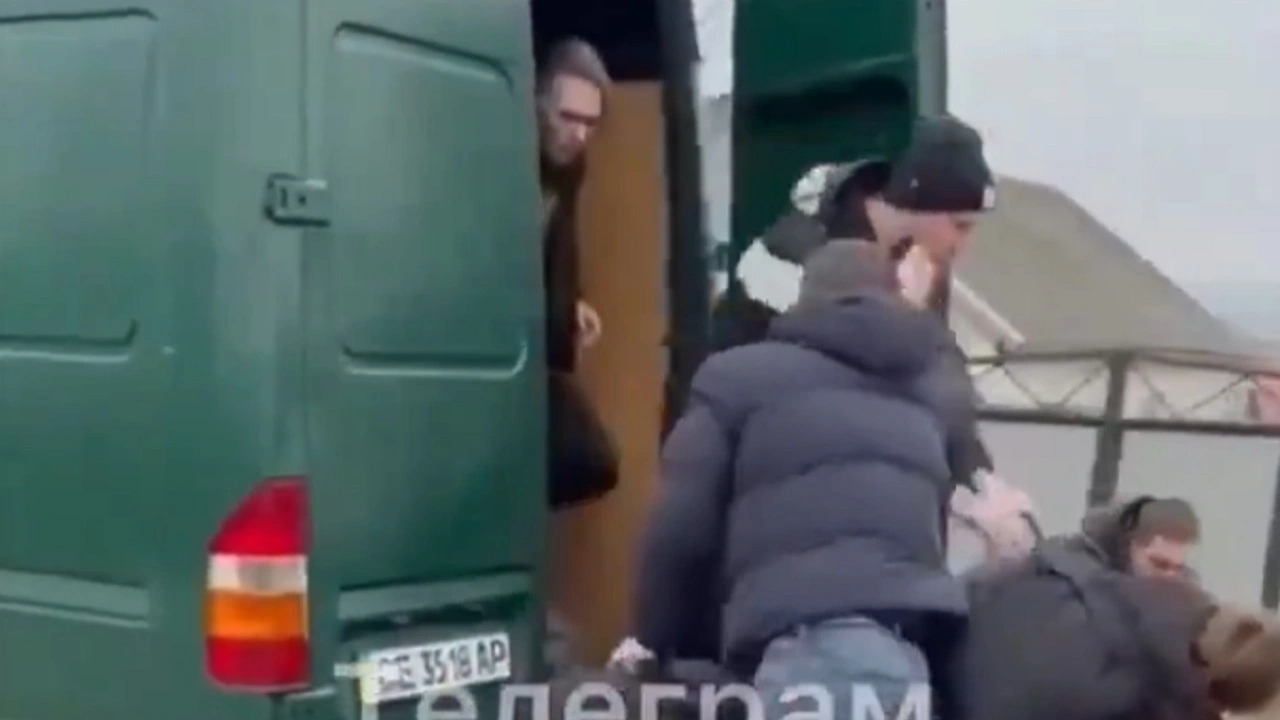 Ukraynalı sınır muhafızları, askerden kaçanları döverek yakaladı