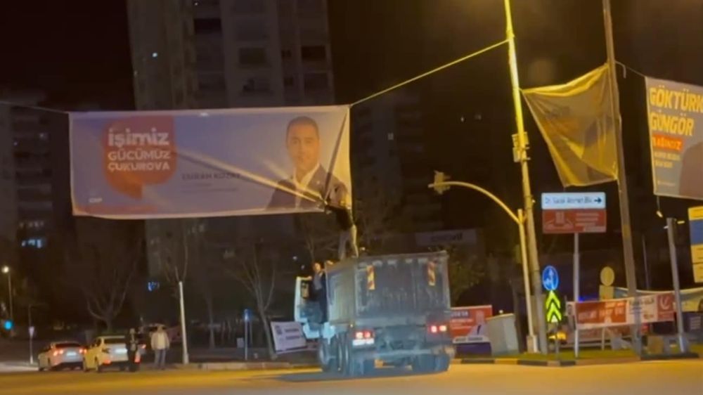 CHP’den aday gösterilmeyince İYİ Parti'ye geçmişti: Belediye başkanı CHP'nin afişlerini toplattı