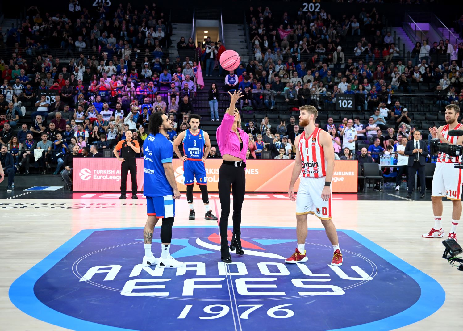 Euroleague maçı Çağla Şikel’in Pembe Top atışı ile başladı