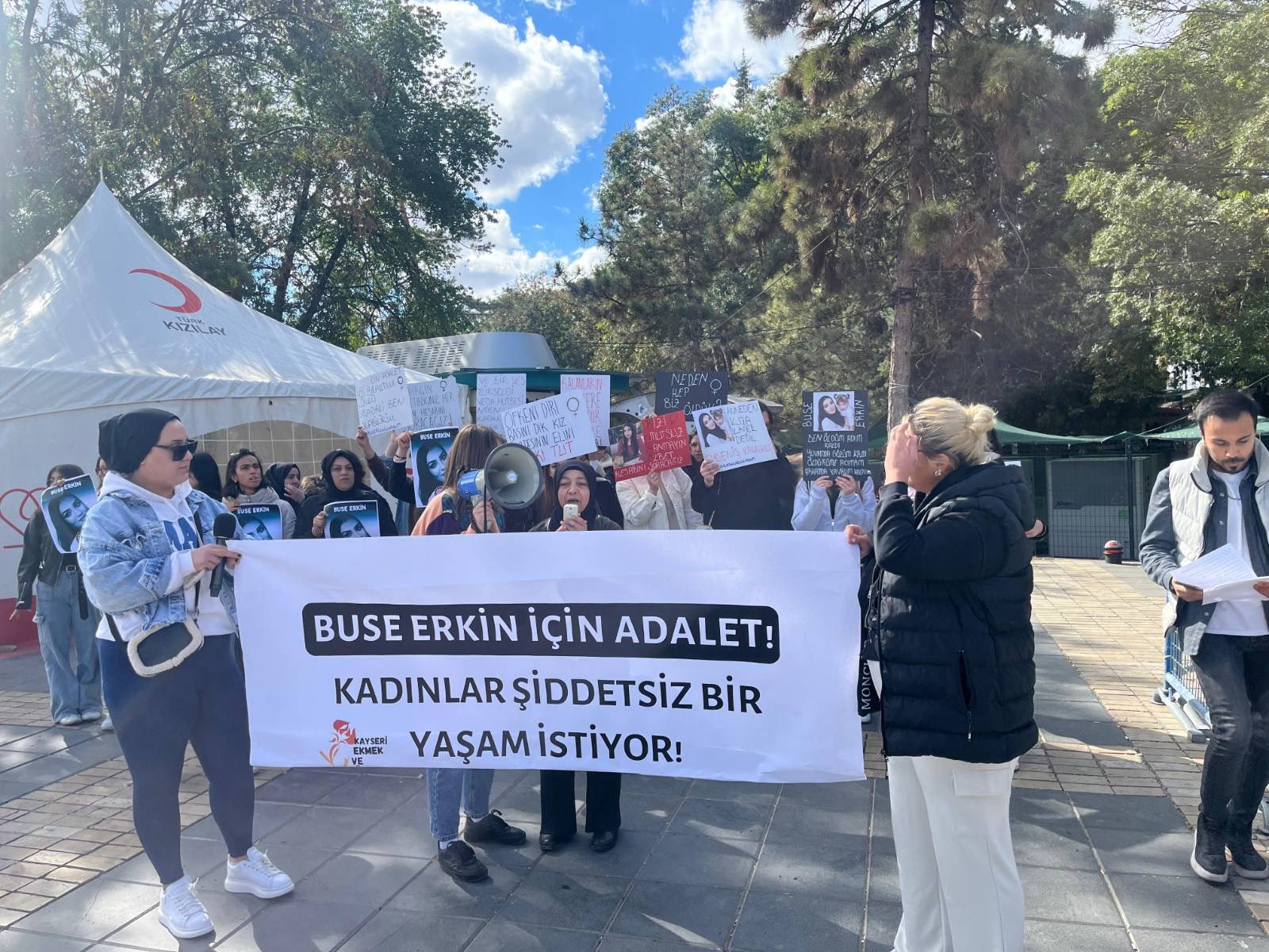 Kayseri'de babası tarafından öldürülen Buse için kadınlardan eylem