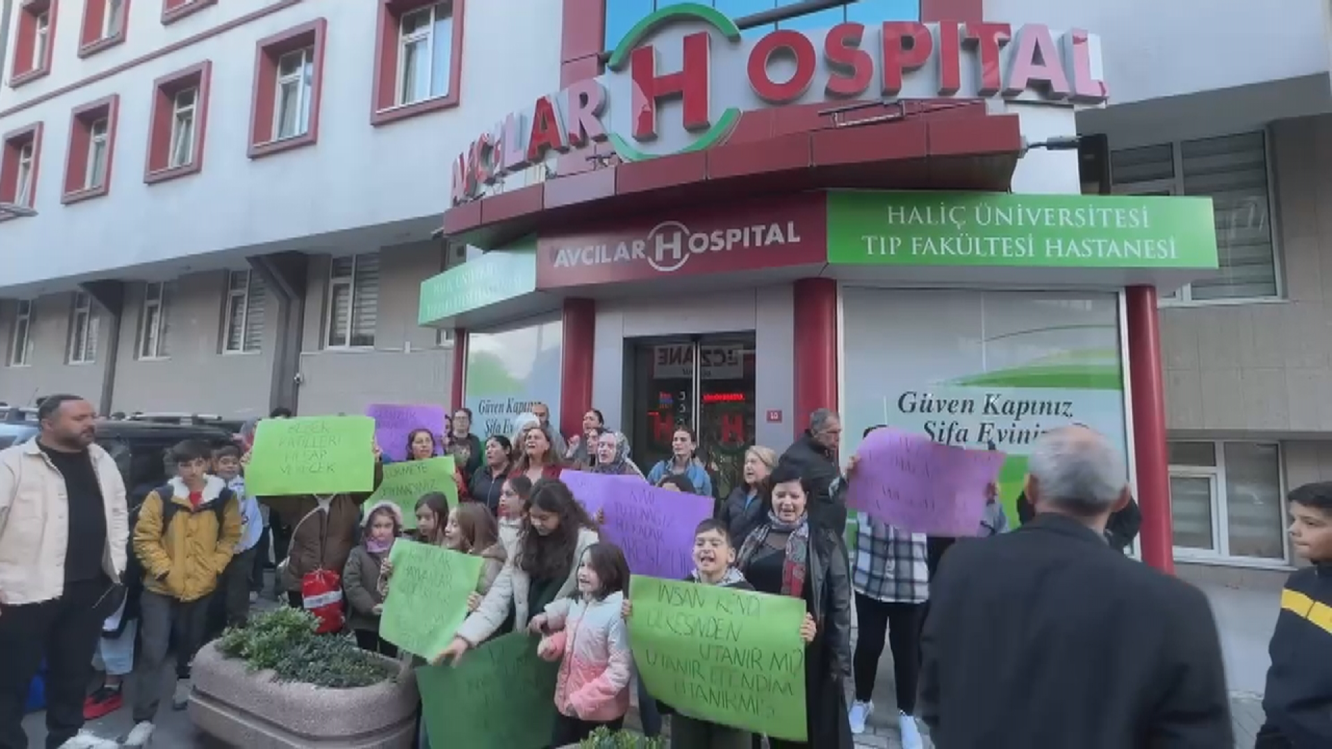 Hastane önünde yenidoğan yakınlarından protesto