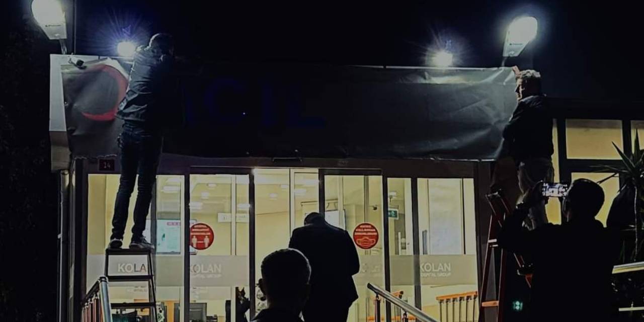 İl Sağlık Müdürlüğüne bağlı ekipler, ruhsatı iptal edilen Silivri Kolan Hastanesi'nin tabelalarını söküyor