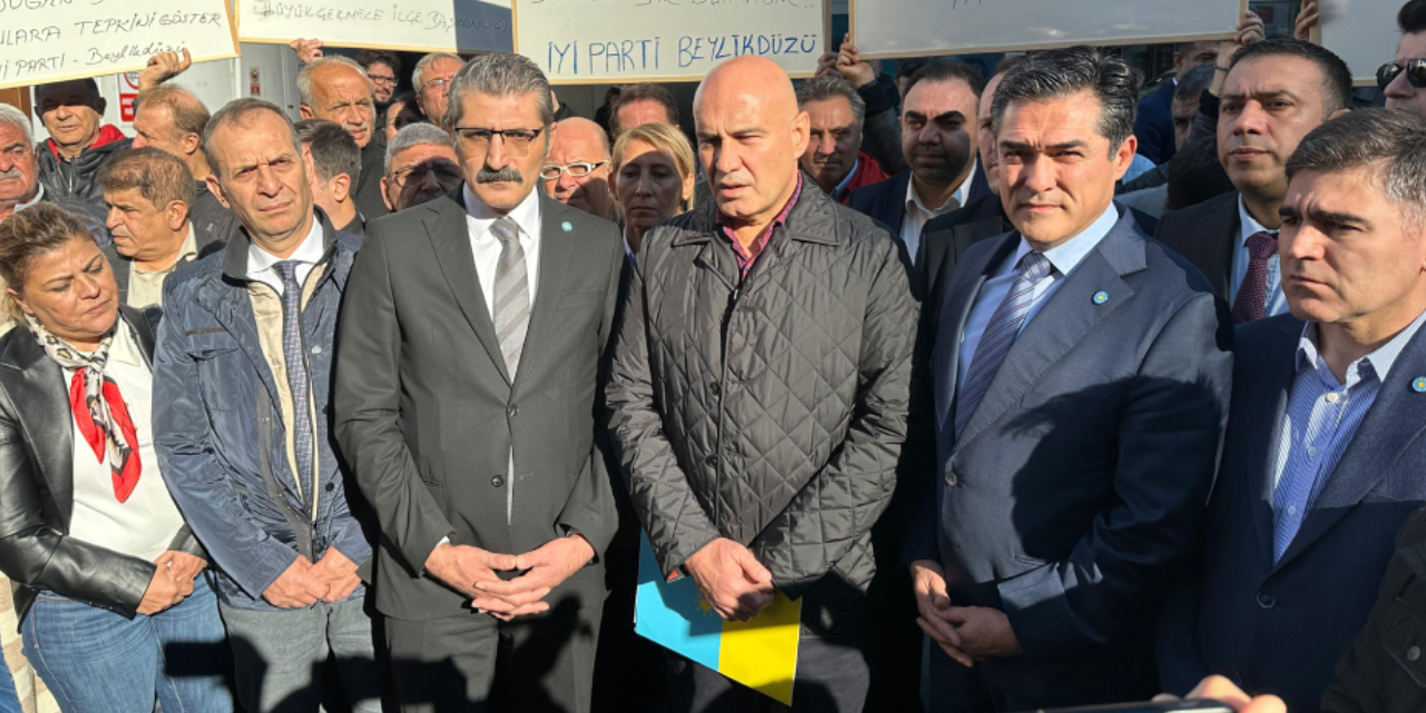 İYİ Parti'den Esenyurt Reyap Hastanesi önünde ''yenidoğan çetesiyle'' ilgili açıklama