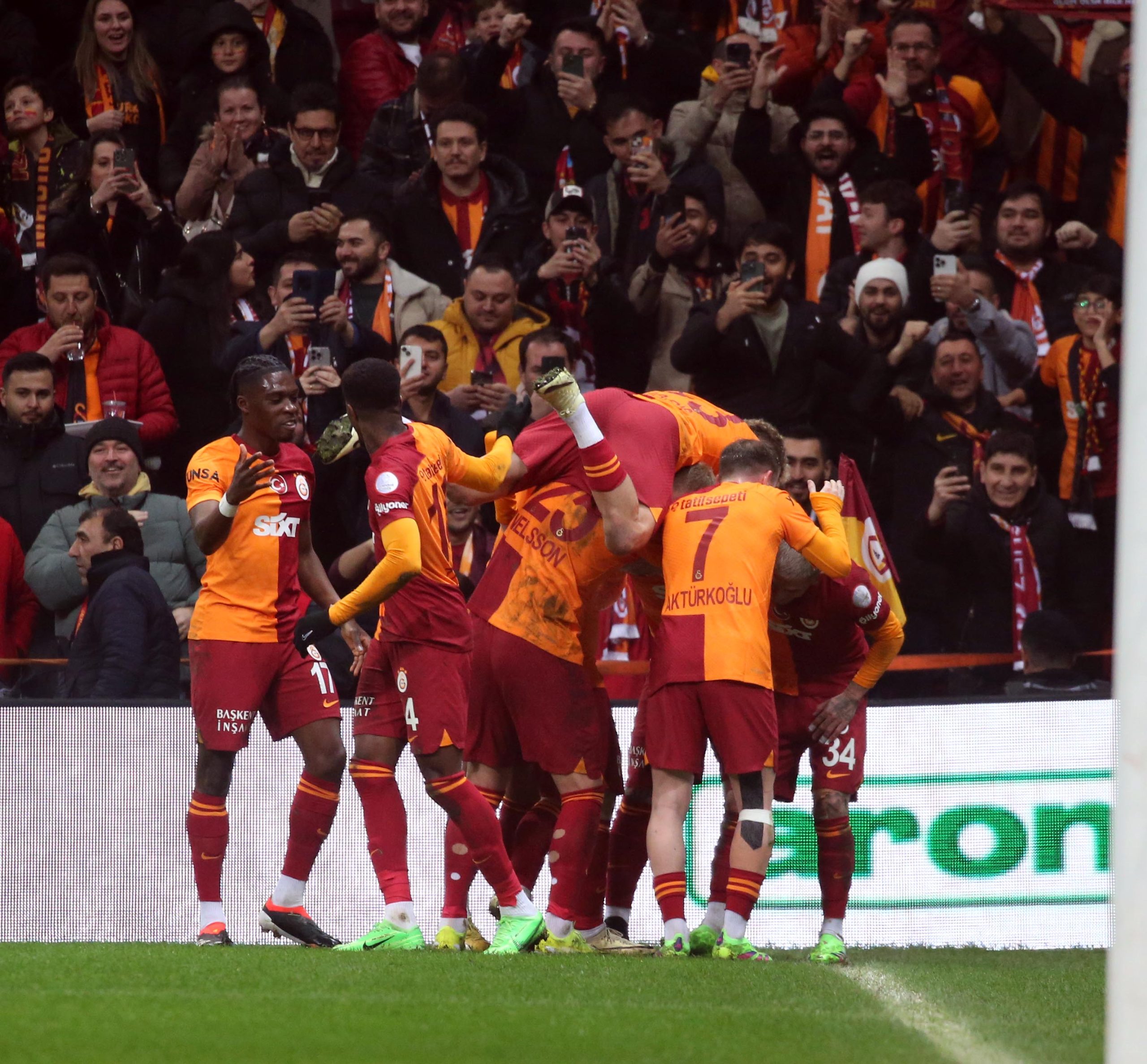 "Kerem Demirbay minnetle pembe saçlı santrfora koştu!" Spor yazarları Galatasaray- Çaykur Rizespor maçını değerlendirdi