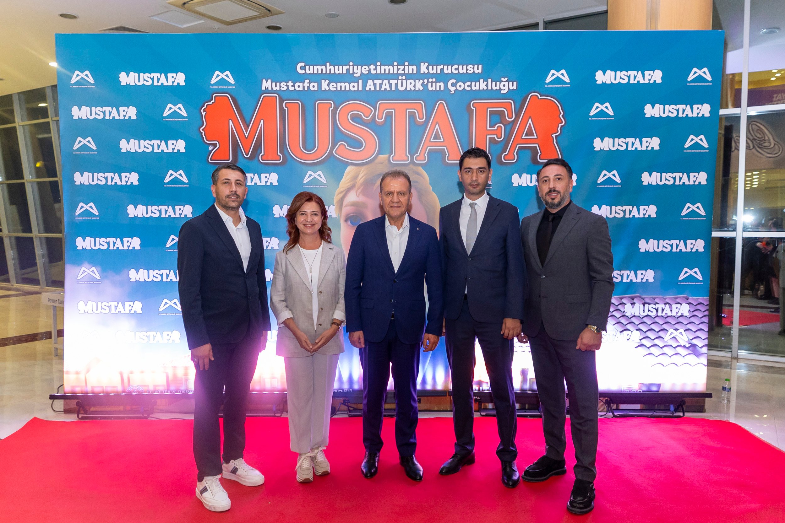 Mersin Büyükşehir Belediye Başkanı Vahap Seçer ve Meral Seçer ‘Mustafa’ filminin galasına katıldı