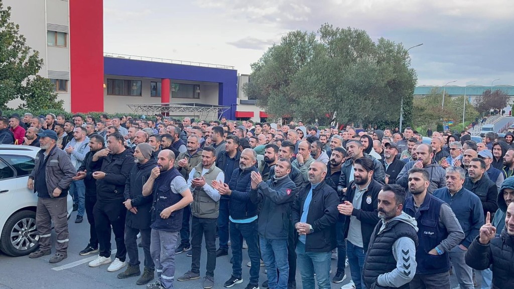 Betek Boya'da yetki krizi! İşçilerden alkışlı protesto