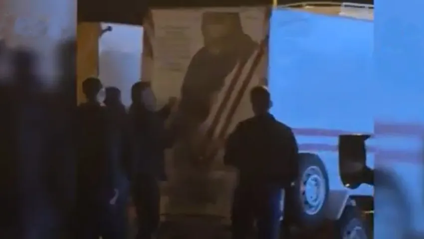 Jandarma durduğu kamyonda bulunan Ahmet Kaya posterini söktü!