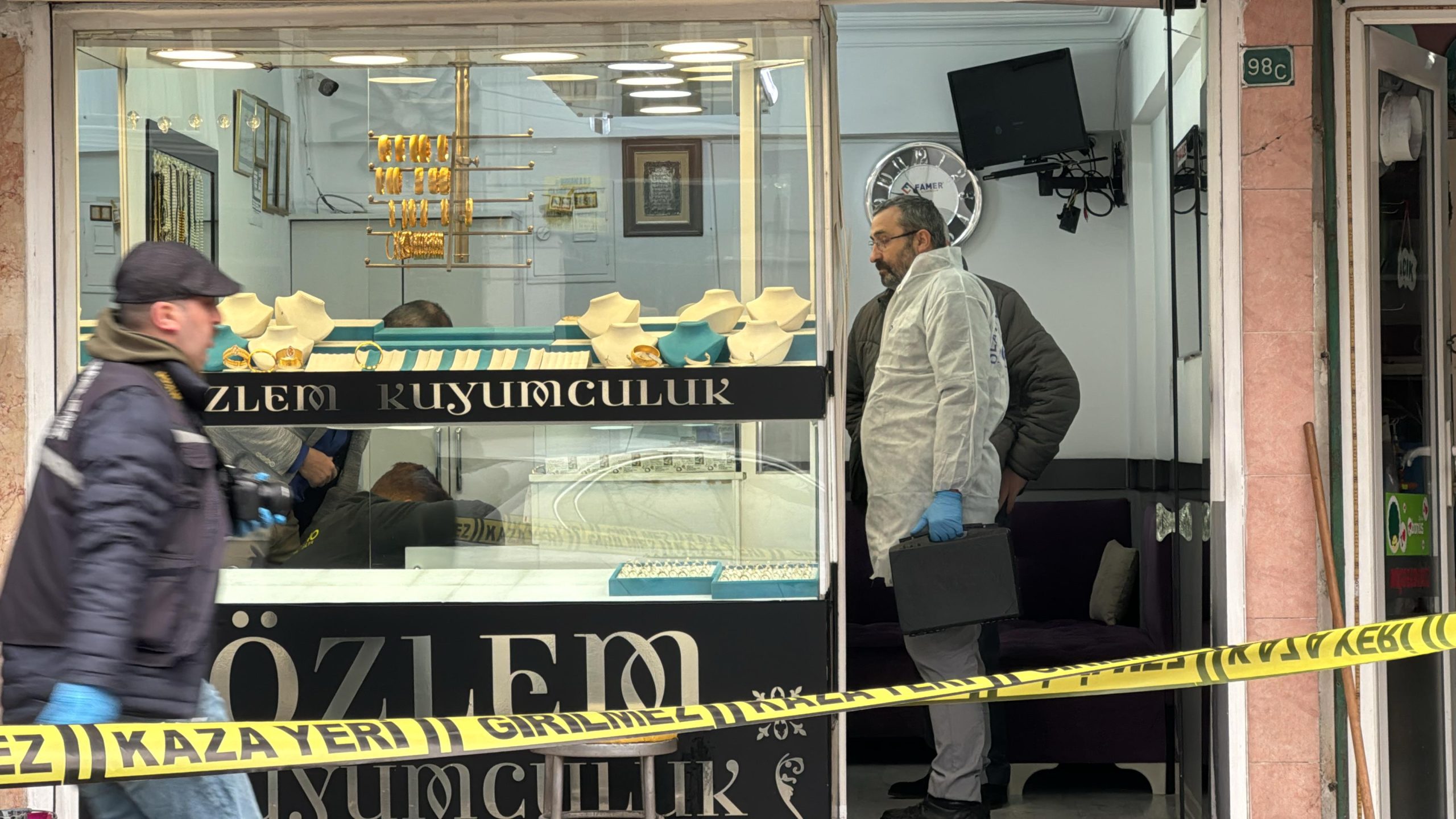 Bursa'da 3 kişi 1,5 kilo altın çaldı