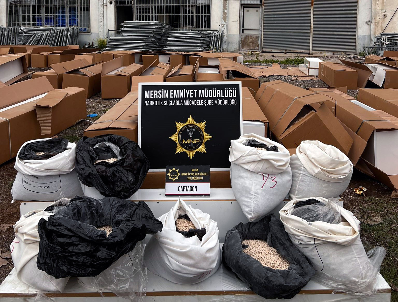 TIR'daki konteynerde, eşyalara gizlenmiş 557 bin hap ele geçirildi; 5 gözaltı