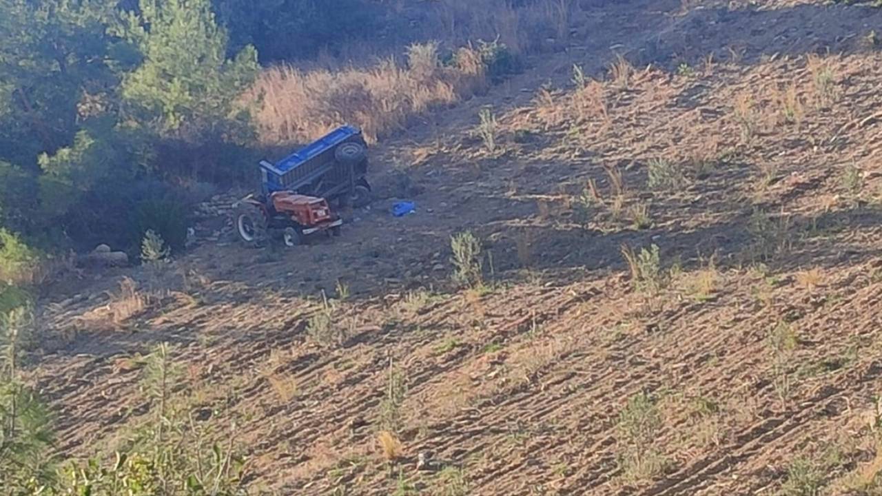 Adana'da devrilen traktörün sürücüsü hayatını kaybetti