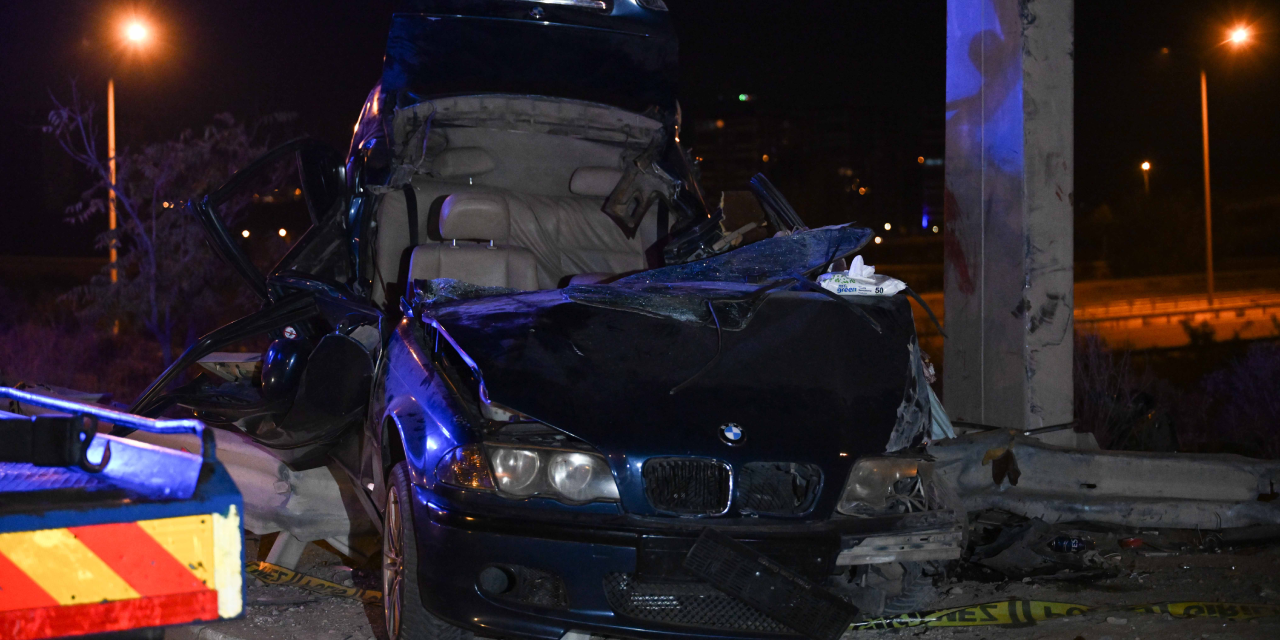 Ankara'da feci kaza: Direğe çarpan araçta 4 kişi öldü