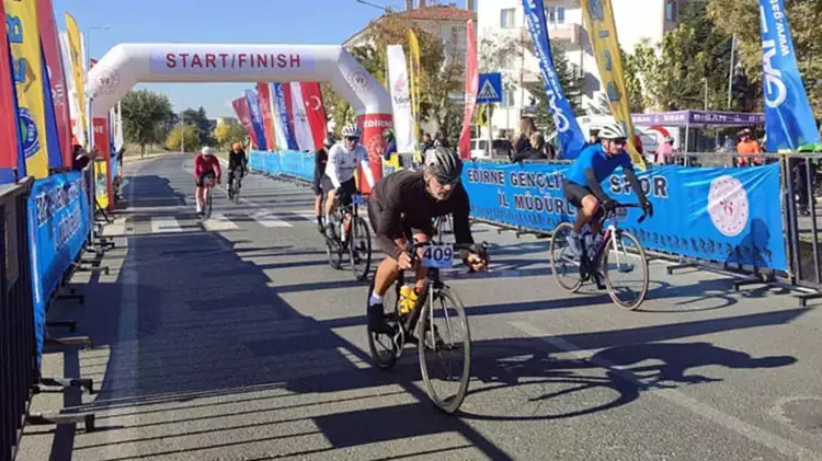 Cumhuriyet Kupası Bisiklet Yol Yarışı Edirne’de yapıldı