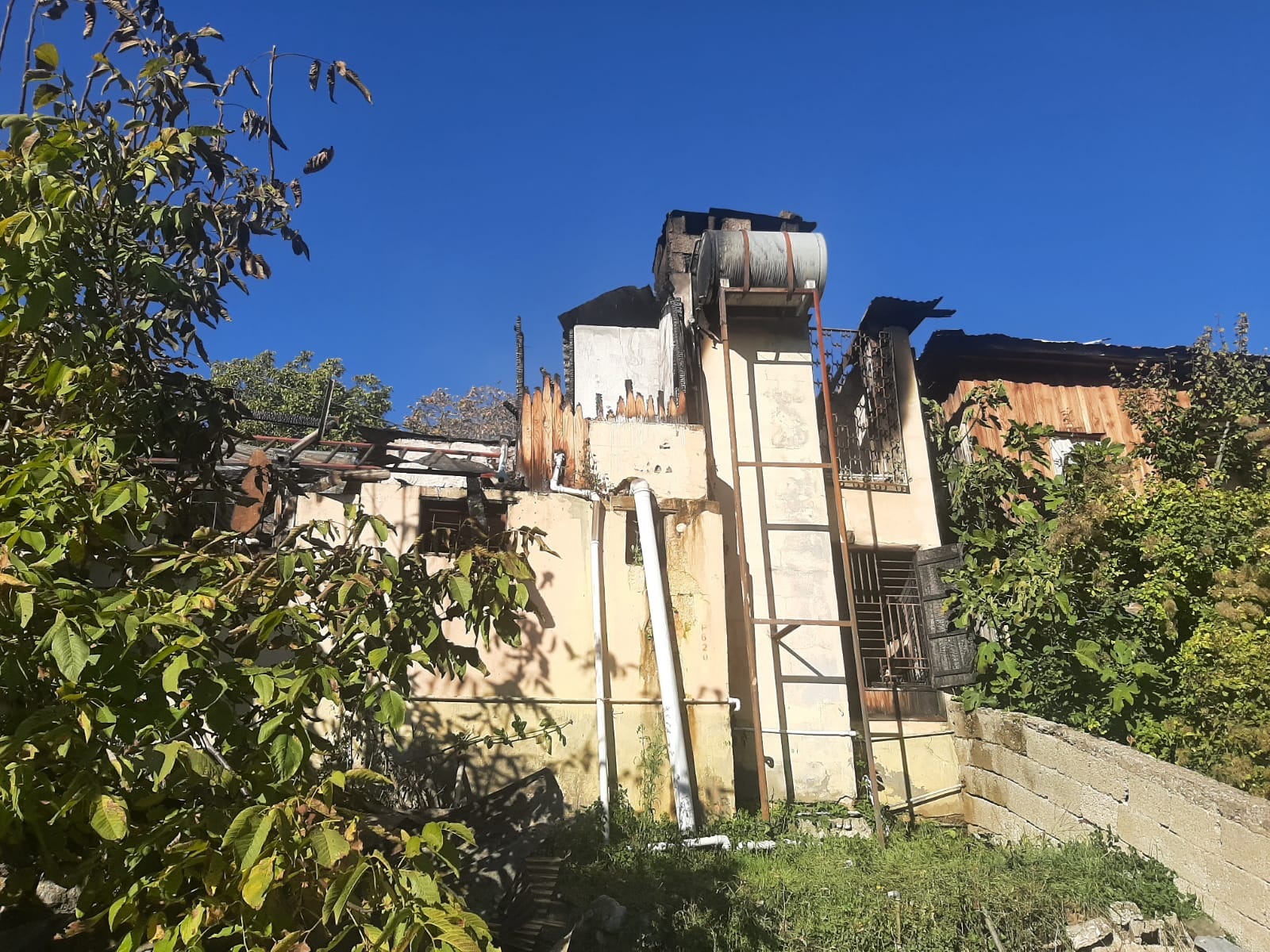 Mersin'de inşaat işçilerinin kaldığı evde yangın: 2 ölü, 4 yaralı